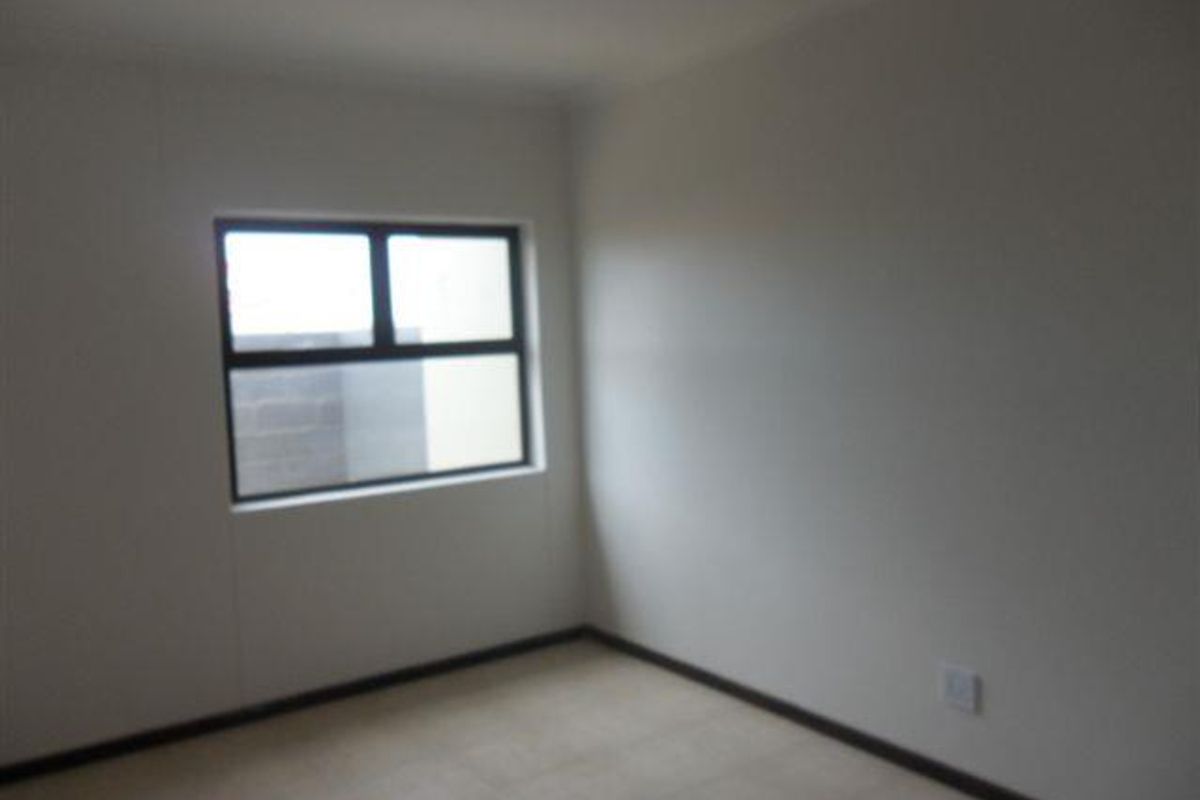 Lock up and Go in Secure Complex! - Photo 4