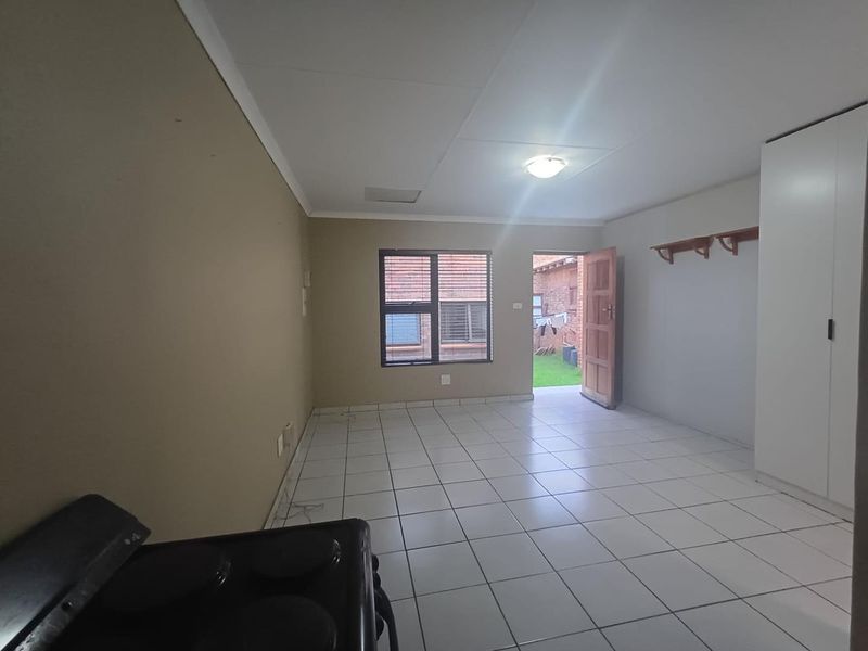 Charming Bachelor Cottage for Rent - Photo 6