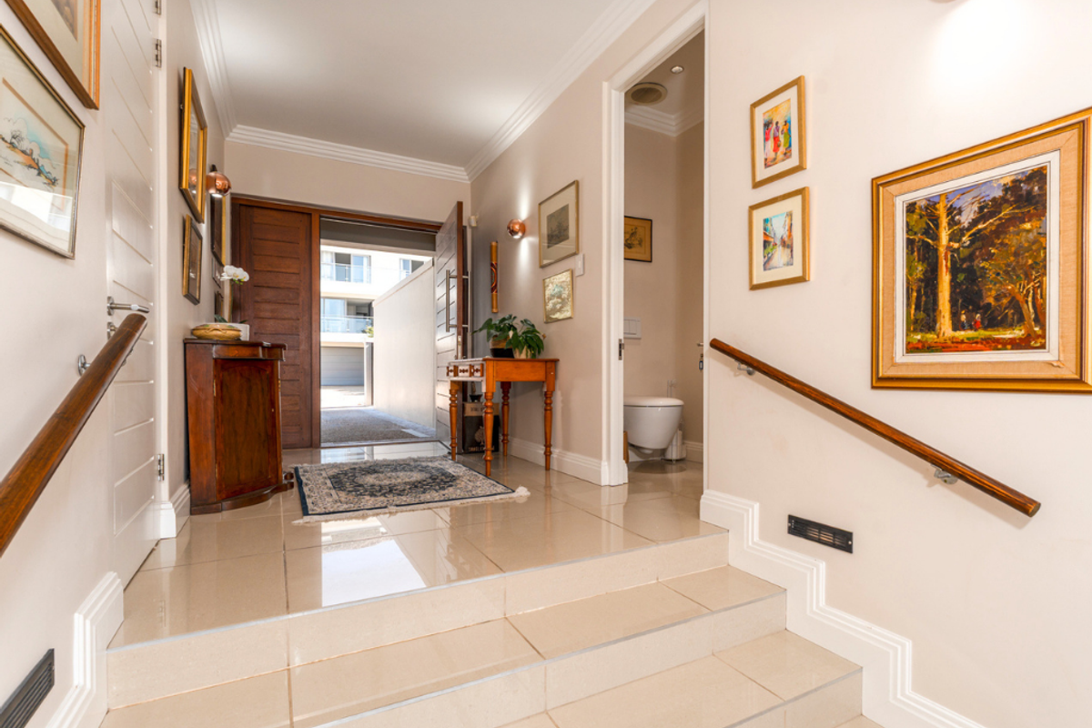 Elegant Estate Living With a View - Photo 4