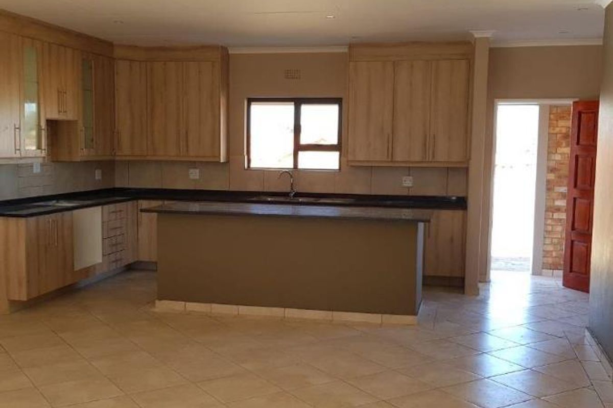 Lovely Spacious 3 Bedroom Townhouse 2 Bathrooms and Double Garage - Photo 3