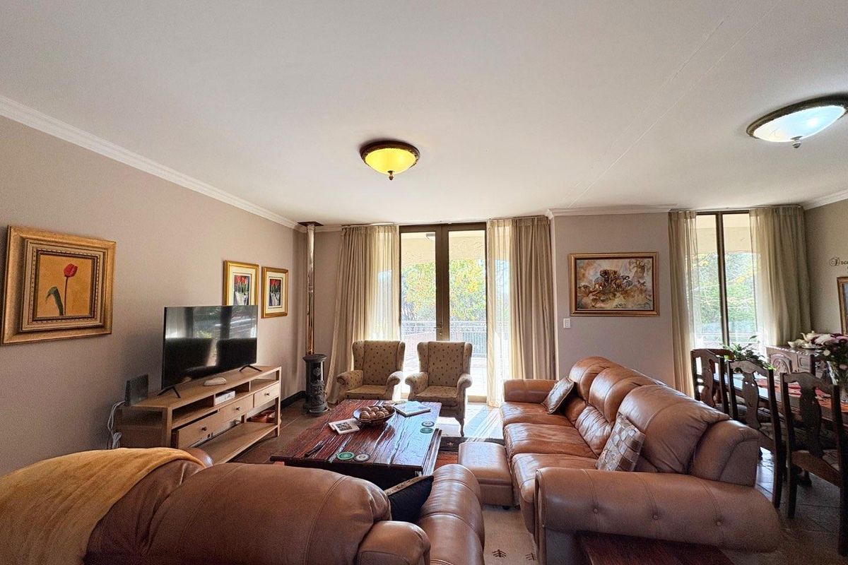 Sunny, North Facing Town house in Woodland Hills - Photo 3