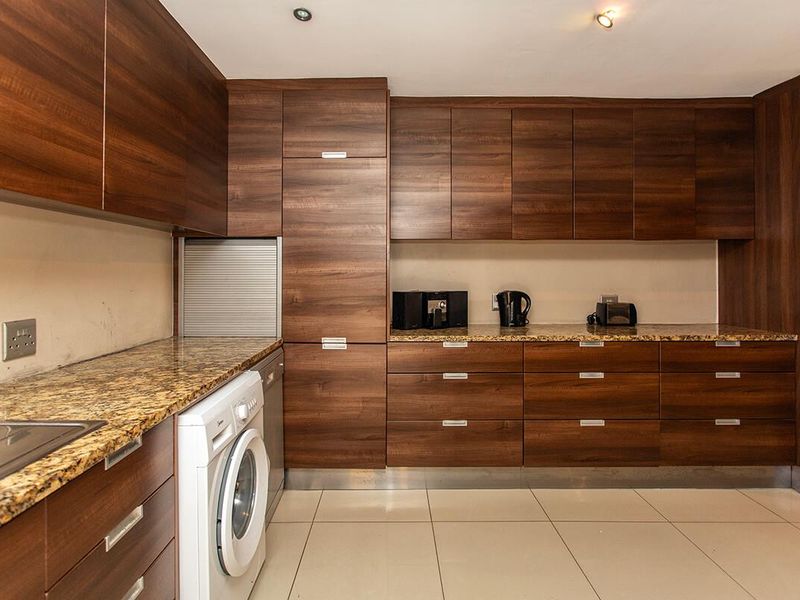 Luxury Living Redefined – Stunning 6 Bedroom Double Storey Family Home - Photo 10