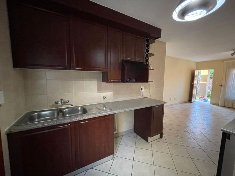 Charming 2 Bedroom Apartment with Garden Oasis - Photo 7