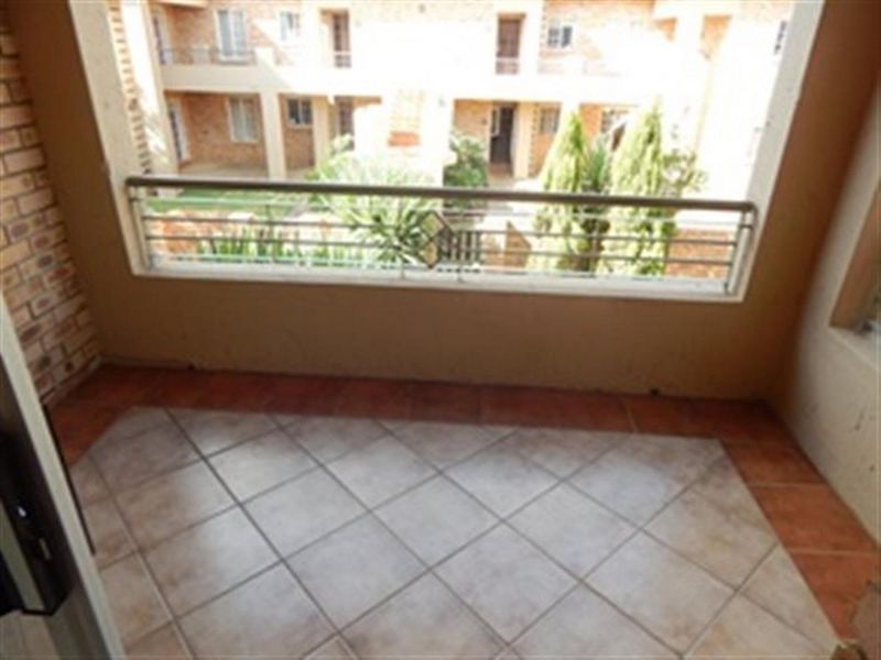 Lovely 2 bedroom top unit in Equestria Estate - Photo 5