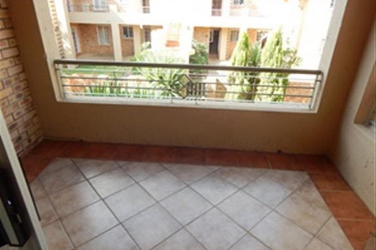 Lovely 2 bedroom top unit in Equestria Estate - Photo 5