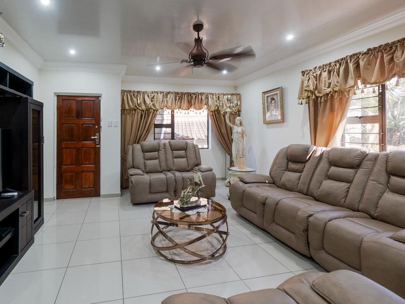 Face brick secure townhouse with sea views - Photo 8