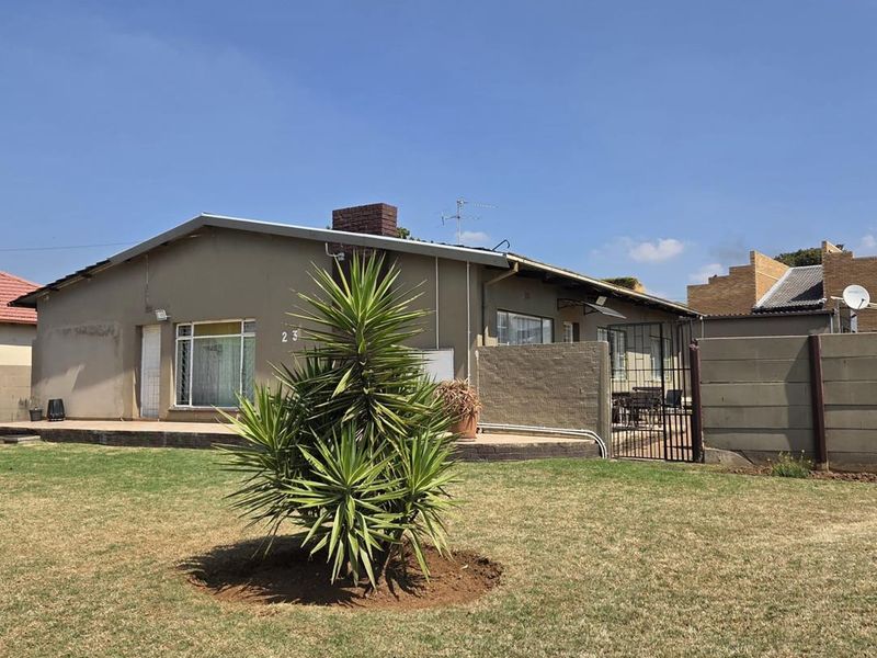 3 Bedroom House with 2 Flatlets for Sale in Tulisa Park! - Photo 6