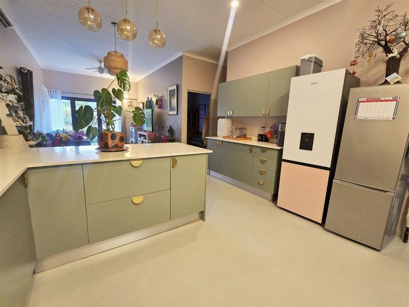 Unique Greenbelt Home with Luxury Finishes – Zandspruit Valley - Photo 2