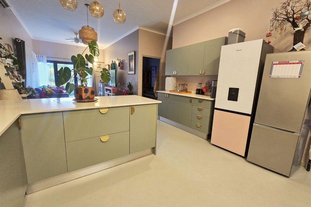 Unique Greenbelt Home with Luxury Finishes – Zandspruit Valley - Photo 2