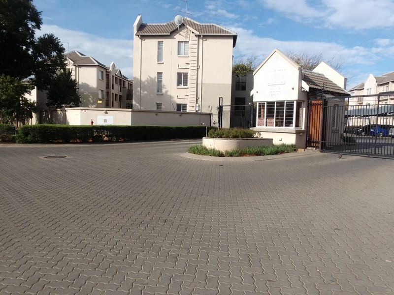 Apartment Flat for Sale in Klippoortjie Boksburg - Photo 2