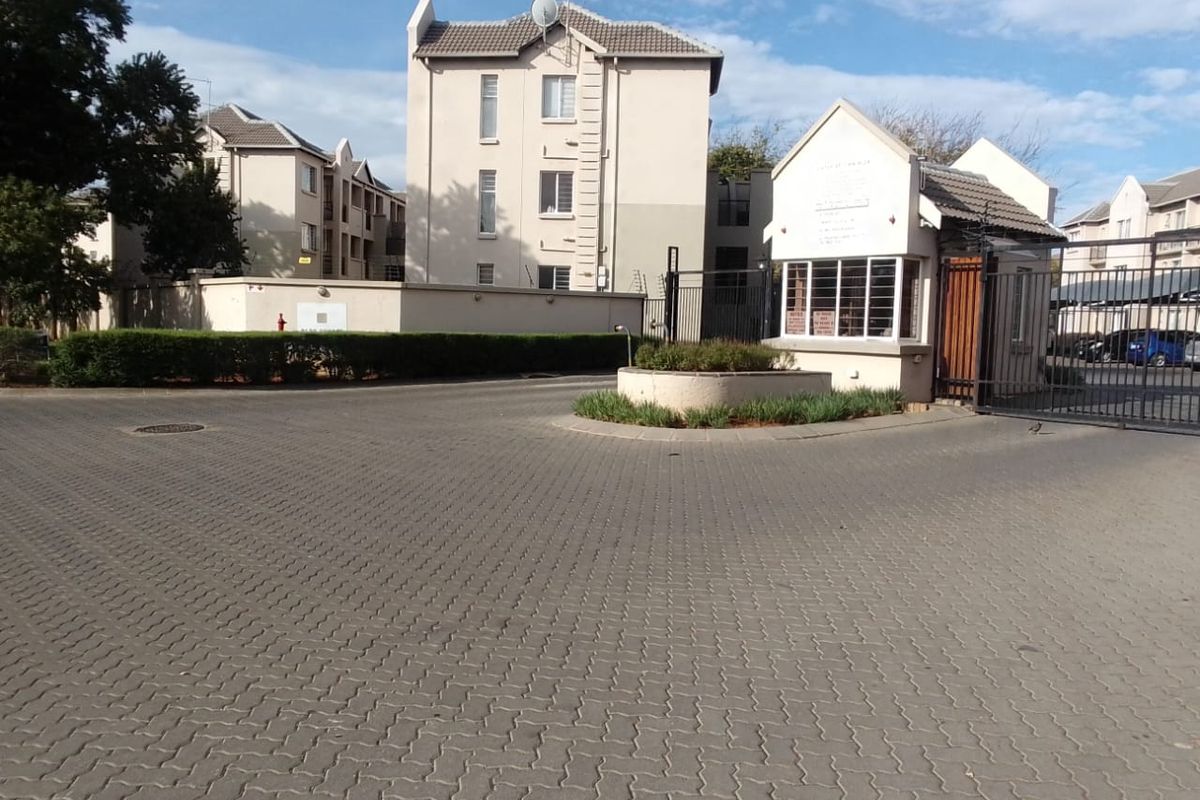 Apartment Flat for Sale in Klippoortjie Boksburg - Photo 2