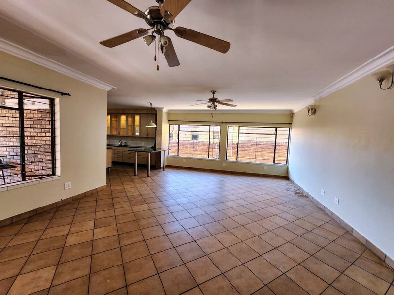 Space for the Whole Family: Prime Magalieskruin Property with Separate 2-Bed Flat - Photo 5