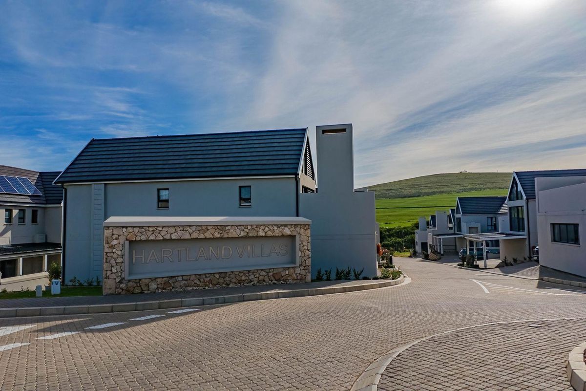 Ground floor apartment in Hartland Villlas - Photo 2