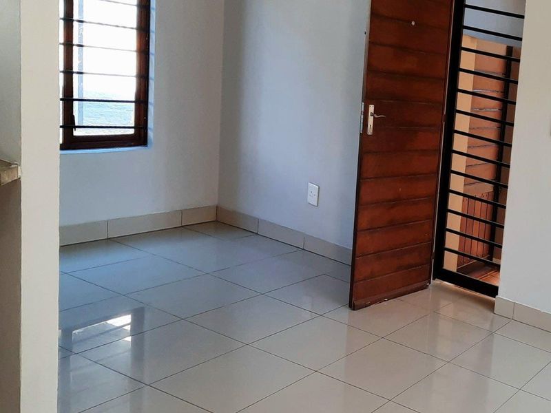 2 Bed 2 Bath Duplex with Private Garden - Photo 3