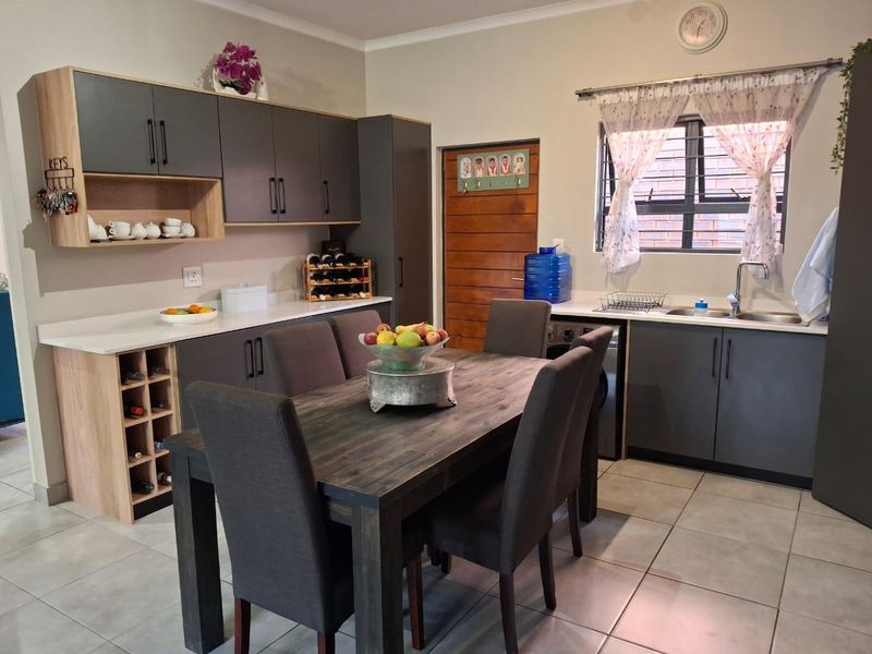 IMMACULATE 3-BEDROOM SIMPLEX FOR SALE IN SOUGHT-AFTER OLYMPUS - Photo 3