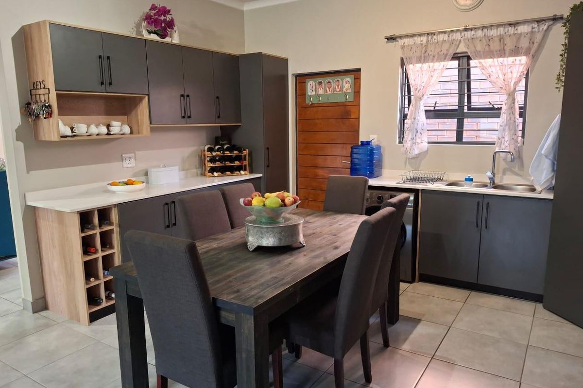 IMMACULATE 3-BEDROOM SIMPLEX FOR SALE IN SOUGHT-AFTER OLYMPUS - Photo 3