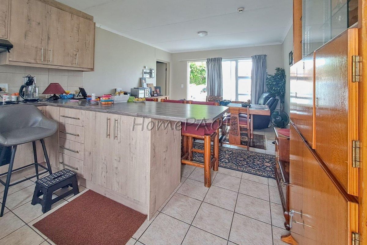 Meersig, Walvis Bay:  Quaint unit in Meersig Heights is for Sale - Photo 3