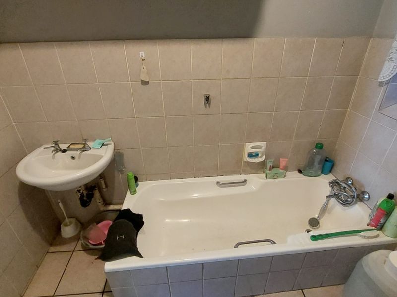 Charming 2-Bed Ground Floor Unit with Garden! - Photo 7