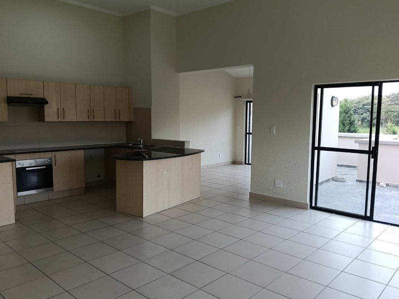 Stylish Golf Estate Living | Spacious Penthouse Apartment with Dual Balconies in Jackal Creek - Photo 2