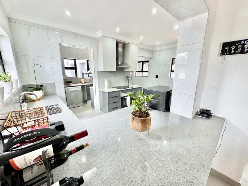 Hendra Estates - Exquisite, Large Family Home For Rent In Umhlanga!! - Photo 6