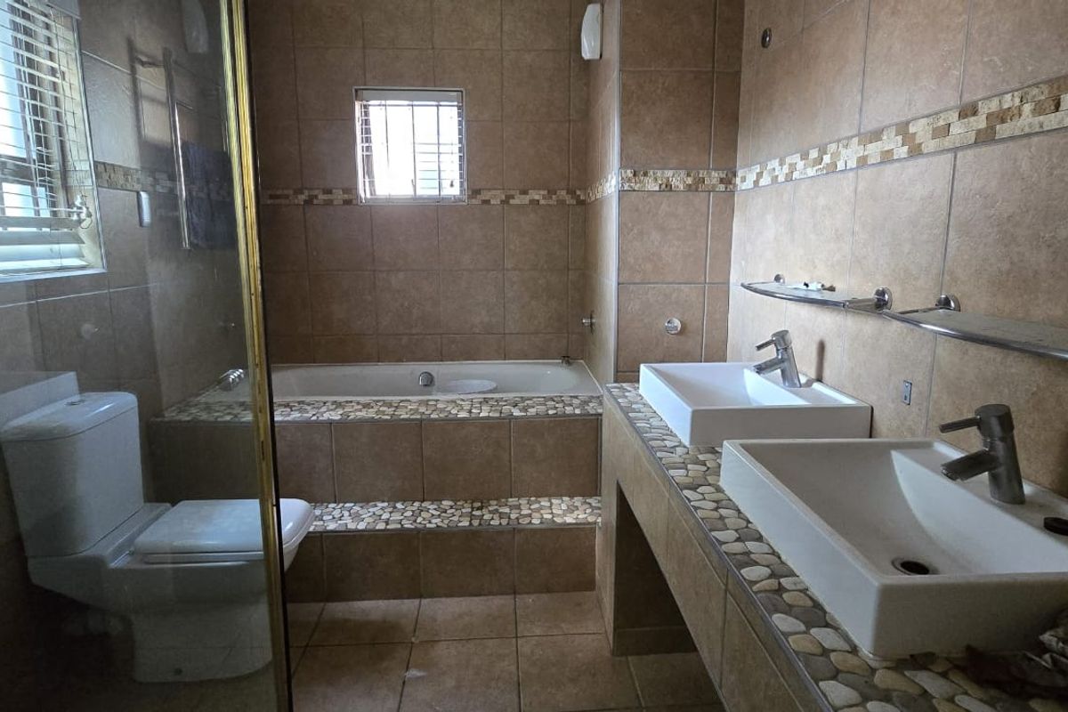 Family home for sale in Garsfontein - Photo 4