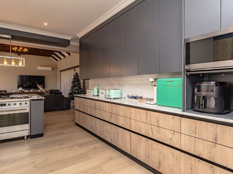 Unwind in style: Renosterbos Estate awaits - Photo 8