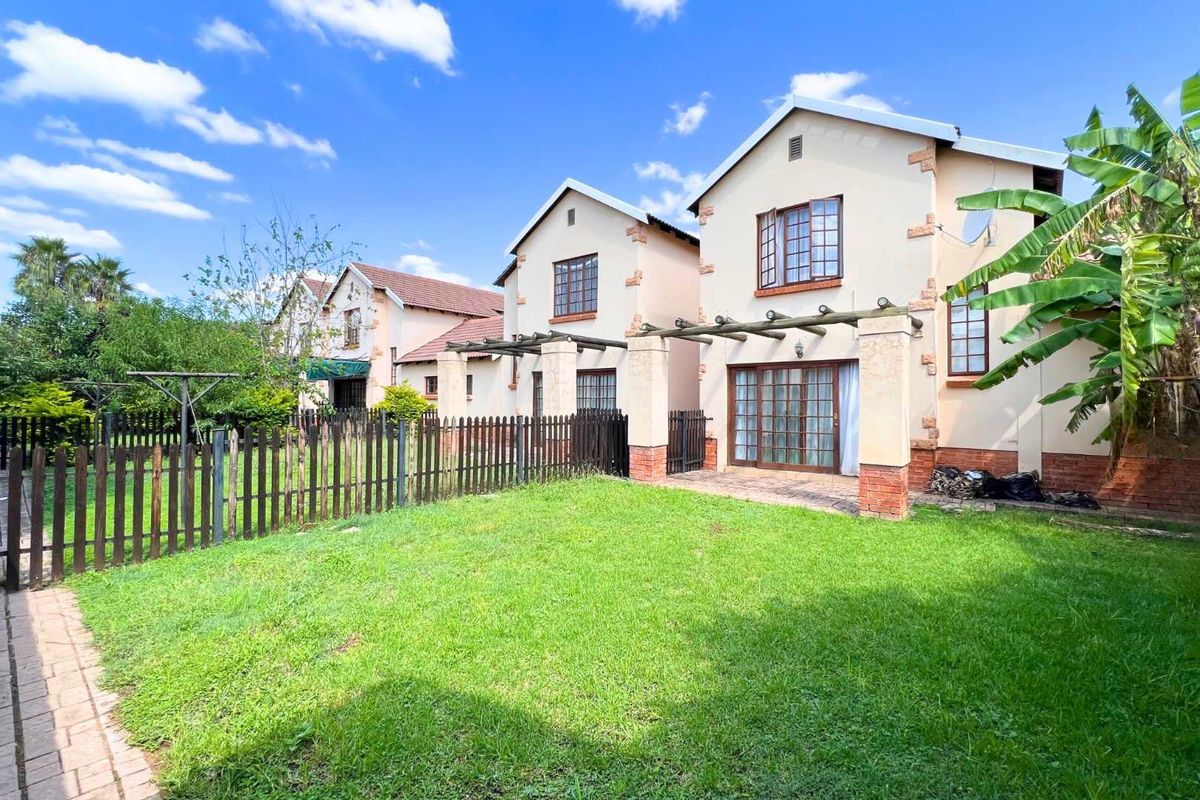 Charming Duplex in a Secure Complex: The Ideal Starter Home - Photo 2