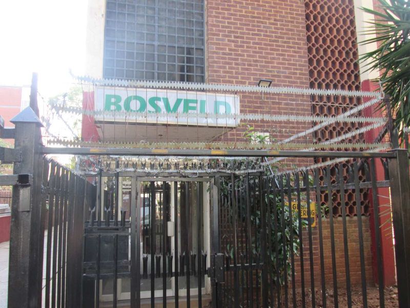 BEAUTIFUL ,NEAT AND CLEAN [1] ONE BEDROOM FLAT FOR SALE IN ARCADIA ' PRETORIA ' - Photo 3