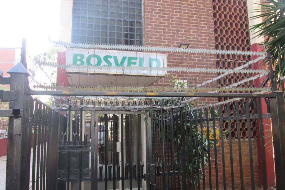 BEAUTIFUL ,NEAT AND CLEAN [1] ONE BEDROOM FLAT FOR SALE IN ARCADIA ' PRETORIA ' - Photo 3