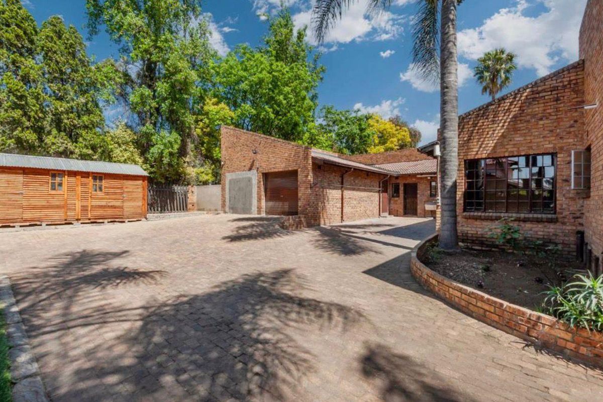 Exceptional 4-Bedroom Family Home with 2 Cottages, Income Potential & Entertainment Paradise for Sale in Germiston - Photo 3