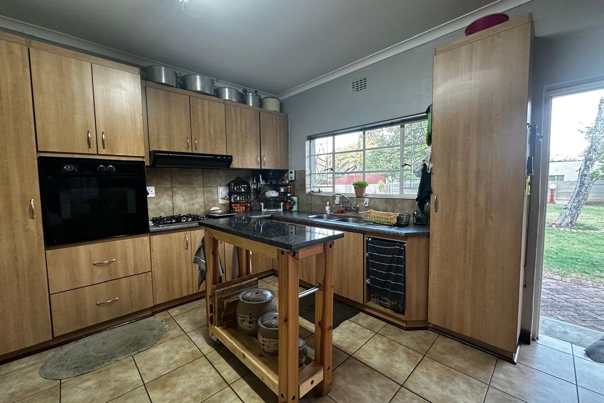 Dream Family Living in Bayswater - Photo 3