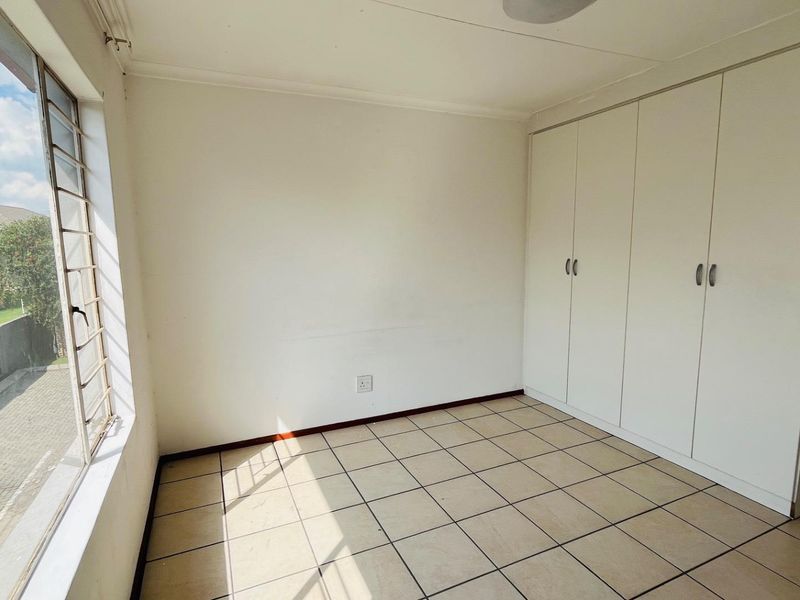 Lock up and go apartment in estate! - Photo 10