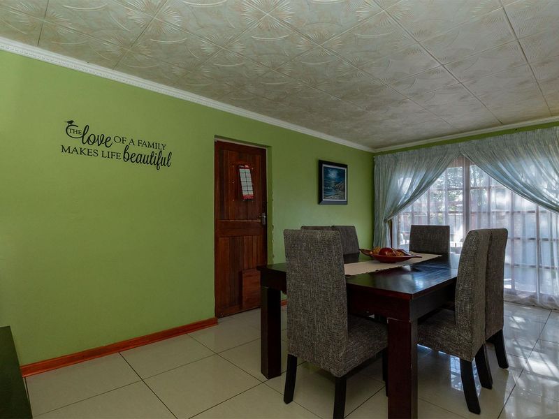 Spacious 3 Bedroom Family Home with Flatlet on a 1000sqm Stand - Photo 8