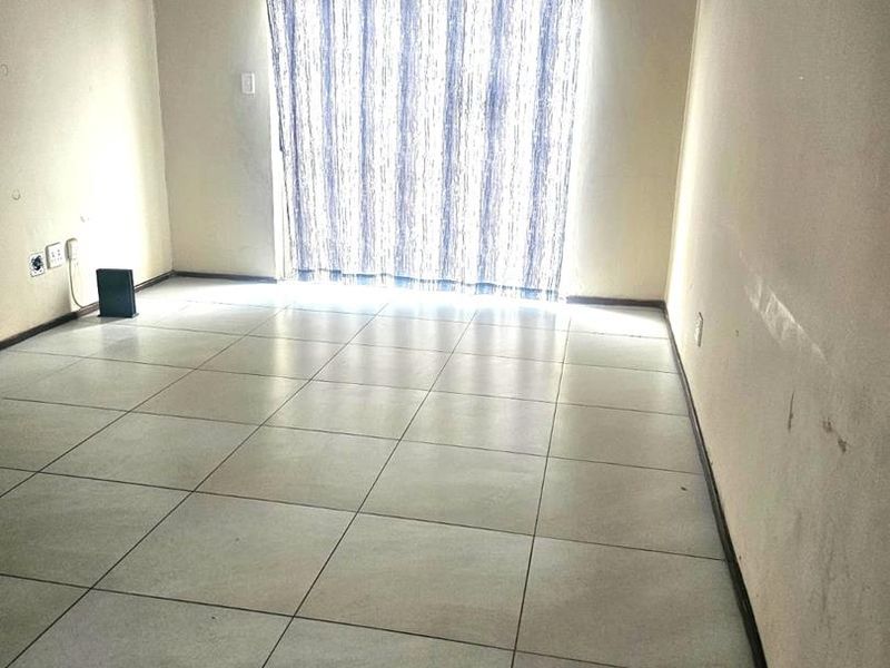 Cozy two-bedroom second floor apartment for sale in Kleinfontein Lake, Benoni - Photo 4