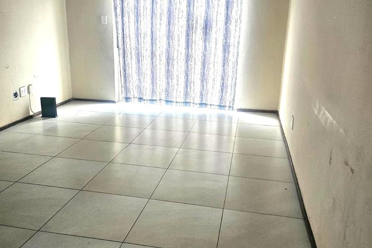 Cozy two-bedroom second floor apartment for sale in Kleinfontein Lake, Benoni - Photo 4