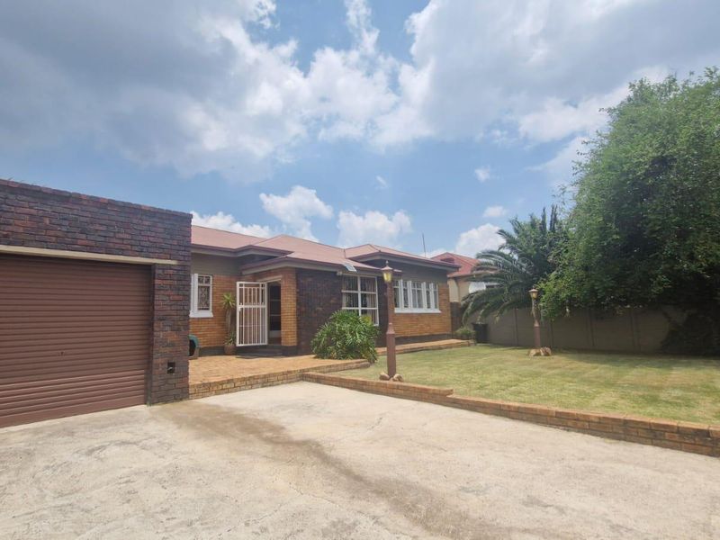 Super Neat Home with Full Flatlet: The Ultimate Space for Living and Growth - Photo 2