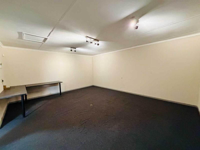 Move-In Ready 3 Bedroom, 2 Bath Renovated Home in Secure North Riding Complex - Photo 9