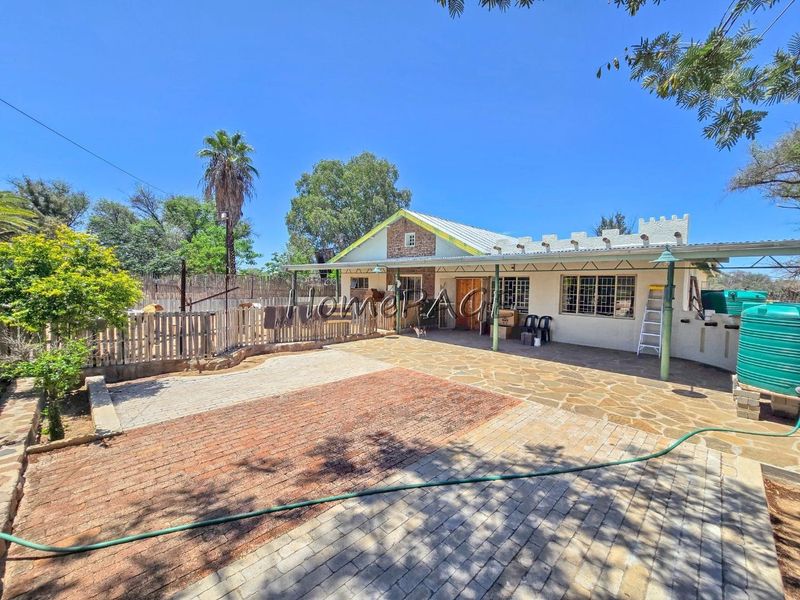 Omaruru:  3 Bedr Home with 4 x 2 Bedroom Flats for Sale - Photo 3