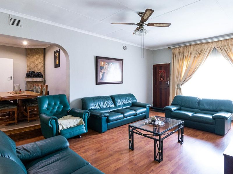 Charming Facebrick home in Mackenzie Park - Photo 9