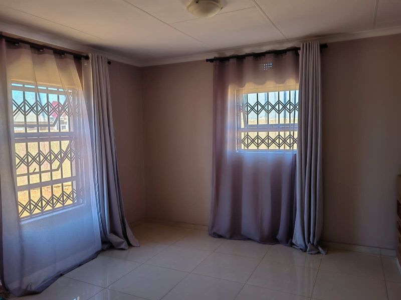 Clayville Ext 77 - R 1 150 000-Family home - Photo 2