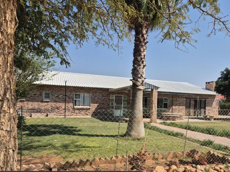 Warm, Rustic Uis-Brick Home With Huge Potential! - Photo 2