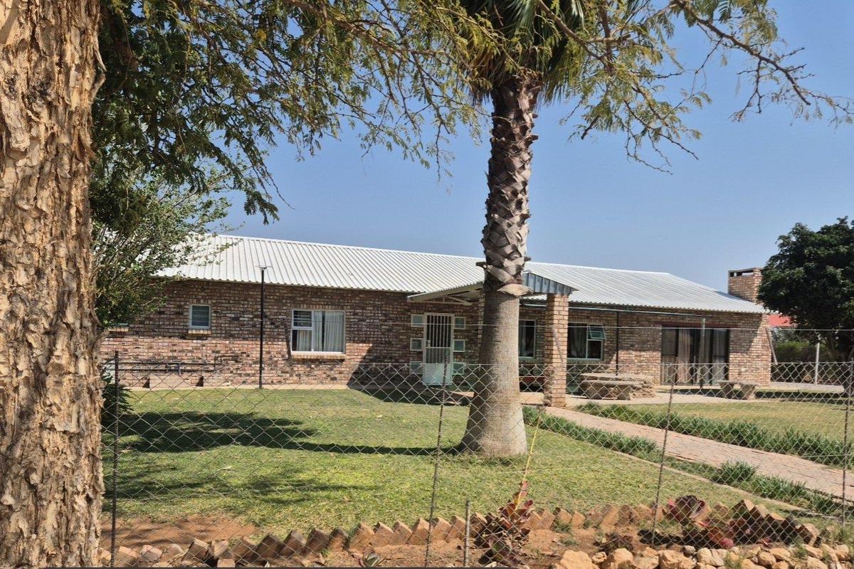 Warm, Rustic Uis-Brick Home With Huge Potential! - Photo 2