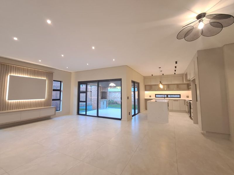 3 Bedroom Cluster in Brackenhurst - Photo 3