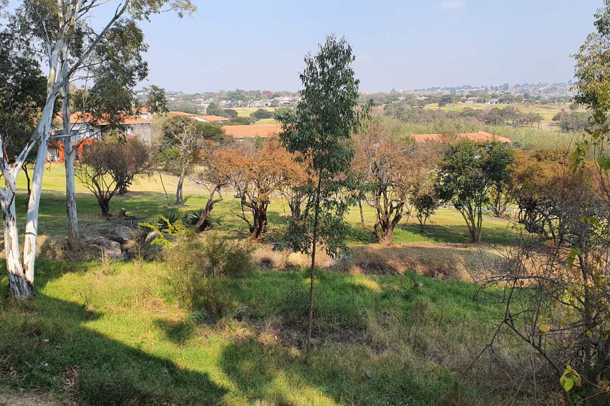 Beautifully maintained 2 bedroom apartment for rental in Jackal Creek Golf Estate R9000 Available 1 September - Photo 3