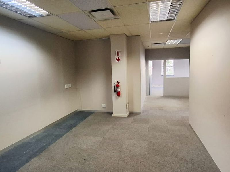 "Elevate Your Business: Spacious Office with Flexible Layout!" - Photo 10