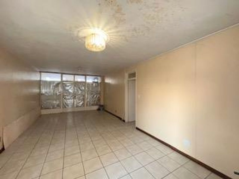 Spacious 2.5 Bedroom Apartment for Sale in Sunnyside - Photo 6