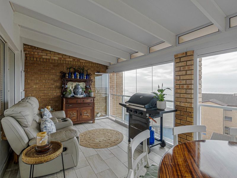 Stunning Beachfront Modern Apartment with Seamless Indoor-Outdoor Living - Photo 5