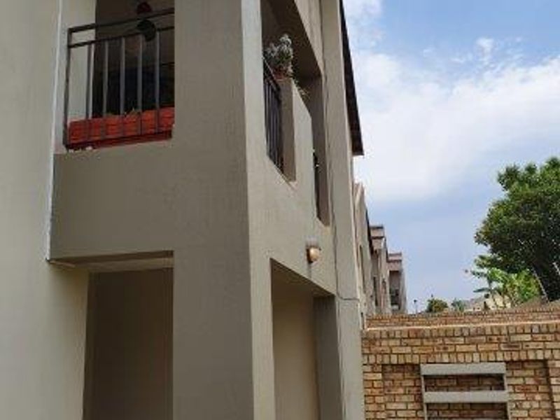 Charming 2-Bedroom Apartment in Secure North Riding Complex - Photo 3