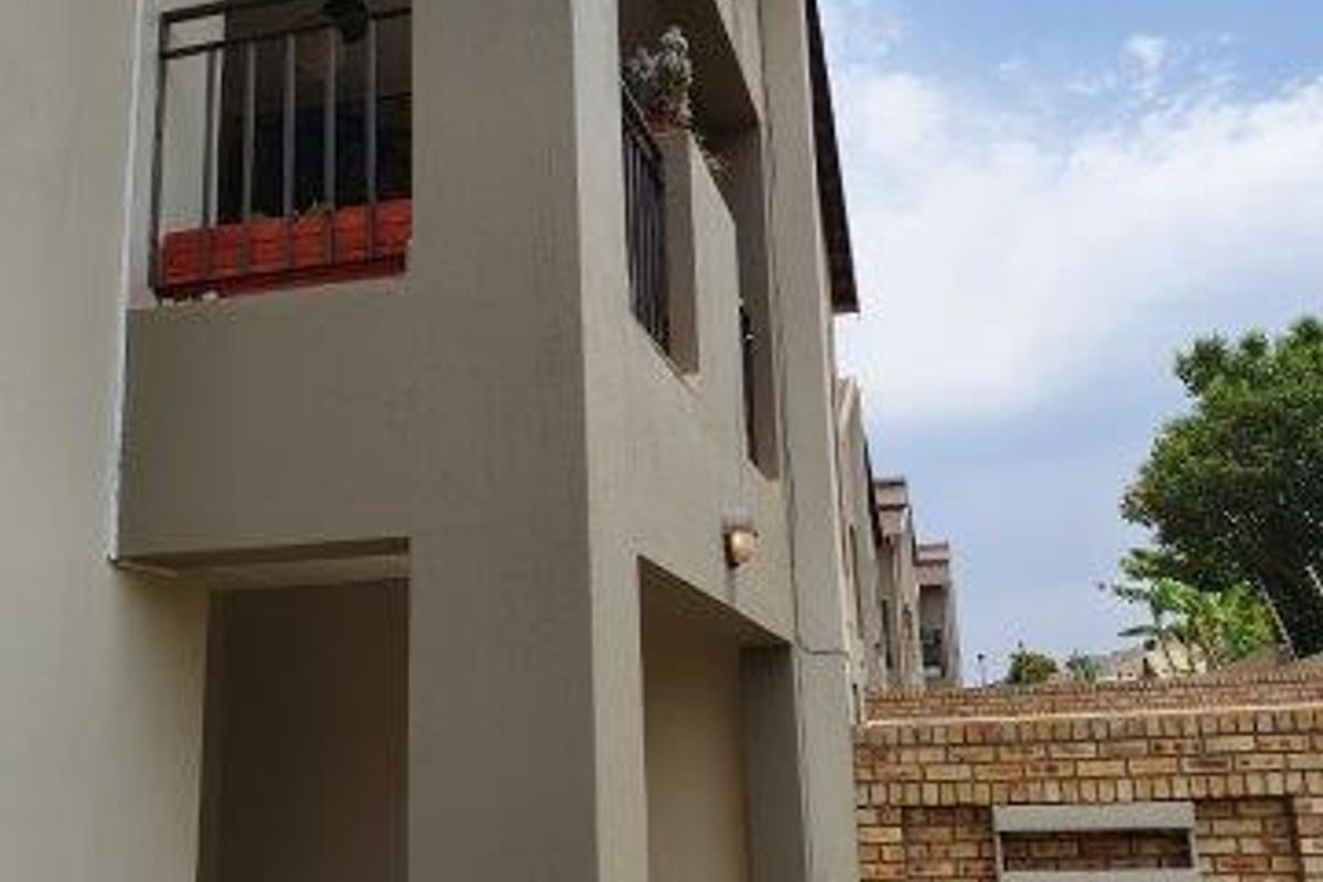 Charming 2-Bedroom Apartment in Secure North Riding Complex - Photo 3