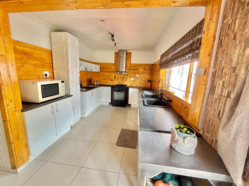 Spacious 3-Bed Home with Private Flatlet in Van Dyk Park! - Photo 9